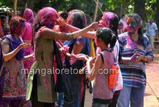 holi at mangaluru 1